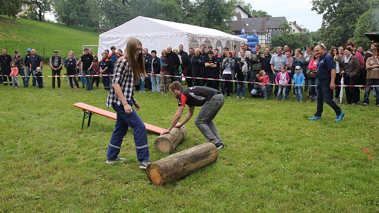 Geschicklichkeit und Kraft war beim Baumstammrollen gefragt. Foto: Michael Stelzner