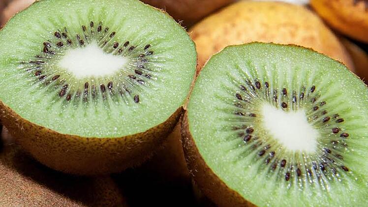 Bei Kiwis sollten alle fruchttragenden Ranken bis auf vier bis sieben Blätter oberhalb der letzten Frucht entfernt werden. Foto: dpa