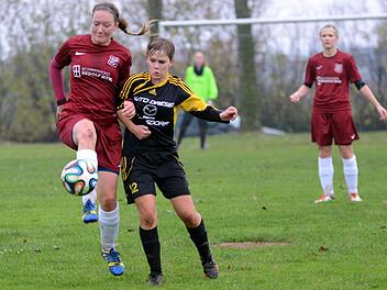 Sowohl Hetzles (l., Sabrina Aberle) als auch Adelsdorf (M., Marie Mönius) beenden am Wochenende ihre Winterpause. Der SVH greift zum Auftakt der Kreisliga gleich zwei Mal ins Geschehen ein.  Foto: Archiv