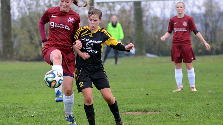 Sowohl Hetzles (l., Sabrina Aberle) als auch Adelsdorf (M., Marie Mönius) beenden am Wochenende ihre Winterpause. Der SVH greift zum Auftakt der Kreisliga gleich zwei Mal ins Geschehen ein.  Foto: Archiv