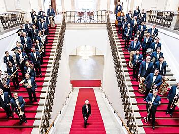 Johann M&ouml;senbichler (Mitte) dirigiert das Polizeiorchester. Foto: privat