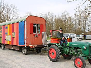 Wolfgang Rüdell hat mit seinem Bulldog samt Bauwagen Station in Münnerstadt gemacht. Der Bamberger besucht die Denkmäler in ganz Deutschland. Thomas Malz