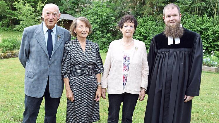 Vor 65 Jahren traten die Eisernen Konfirmanden in der Strössendorfer Pfarrkirche vor den Altar.
