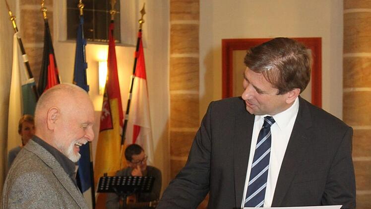 Eduard Zöbelein wird von Hermann Ulm beglückwünscht. Foto: Carmen Schwind