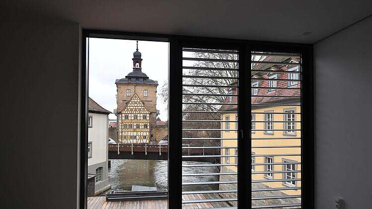 Der Ausblick auf das Alte Rathaus vom Besucherzentrum aus Foto: Ronald Rinklef