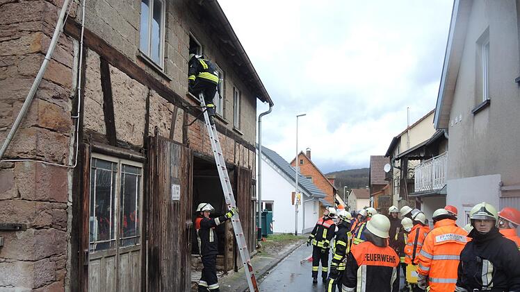 Dankbar zeigte sich die Feuerwehr Hausen dafür dass man an einem Abrissobjekt üben durfte. Unser Bild zeigt die Ausbildung "Rettung über Steckleiter". Foto: Bernd Czelustek
