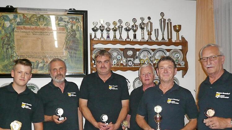 Ehrung der Vereinsmeister der Schießgruppe der SK Reundorf (von links): Michael Müller, Heinz-Jürgen Nielsen, Hans-Jürgen Keller, Richard Woock, Josef Müller und Vorsitzender Helmut Schlöhlein. Es fehlt Thomas Hallermeier. Foto: Alfred Thieret