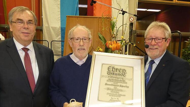 Clemens Scheuring wurde von Bürgermeister Bernhard Ruß (links) und Zweitem Bürgermeister Gerhard Zösch (rechts) mit der Bürgermedaille der Gemeinde Sand ausgezeichnet.