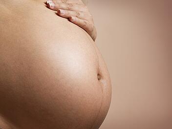 Vorfreude aufs Baby: Mit folatreicher Ernährung und Folsäure-Tabletten kannst du es vor Schäden bewahren.