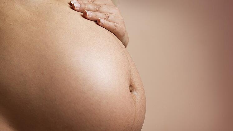 Vorfreude aufs Baby: Mit folatreicher Ernährung und Folsäure-Tabletten kannst du es vor Schäden bewahren.
