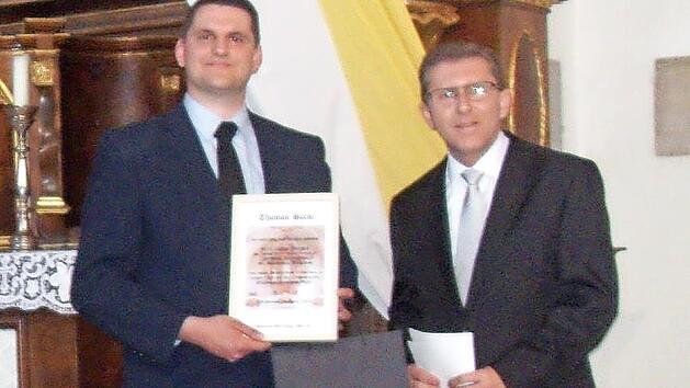 Sein langj&auml;hriger Assistent Thomas Hackl erhielt von Thomas K&ouml;hler eine Urkunde &uuml;berreicht.