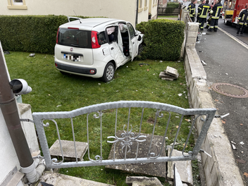 Auto kracht im Kreis Kronach gegen Hauswand
