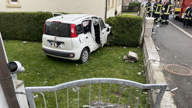 Auto kracht im Kreis Kronach gegen Hauswand