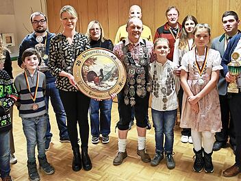 Die Preis- und Pokalträger bei der Königsproklamation des Schützenvereins Edelweiß Poxdorf