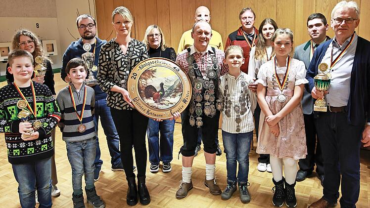 Die Preis- und Pokalträger bei der Königsproklamation des Schützenvereins Edelweiß Poxdorf