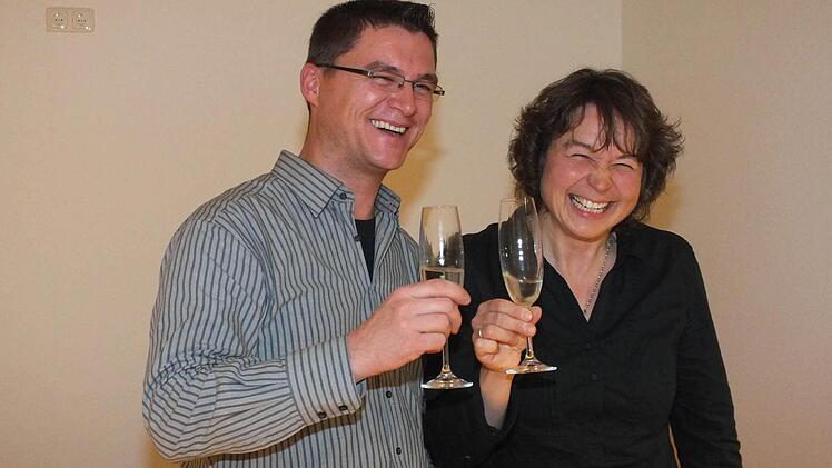 Vorsitzender Christian Metz und Dirigentin Regina Kirchner stoßen auf den neuen Probenraum an