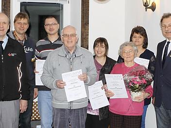 Ehrungen für langjährige Mitglieder führte die Rotkreuz-Bereitschaft Nordhalben durch (von links): Kreisbereitschaftsleiter Martin Schmidt, Zweiter Bürgermeister Michael Wunder, die Geehrten Stefan Porzel, Rudolf Seifert, Bettina Jakob, Anni Wacher und Karin Wendel sowie Bereitschaftsleiter Andreas Kübrich. Foto: Wunder