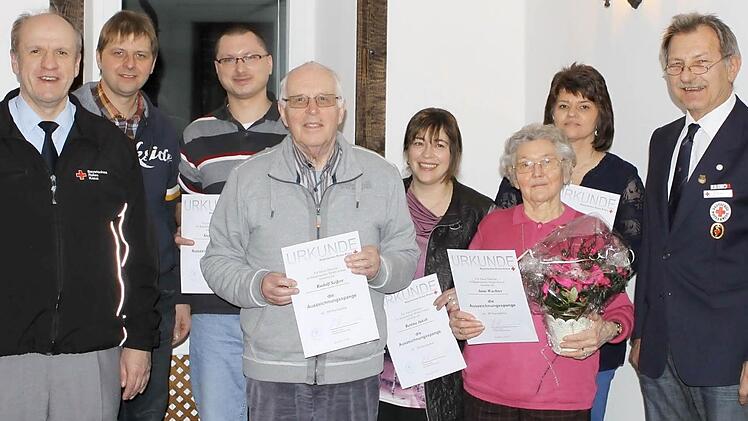 Ehrungen für langjährige Mitglieder führte die Rotkreuz-Bereitschaft Nordhalben durch (von links): Kreisbereitschaftsleiter Martin Schmidt, Zweiter Bürgermeister Michael Wunder, die Geehrten Stefan Porzel, Rudolf Seifert, Bettina Jakob, Anni Wacher und Karin Wendel sowie Bereitschaftsleiter Andreas Kübrich. Foto: Wunder