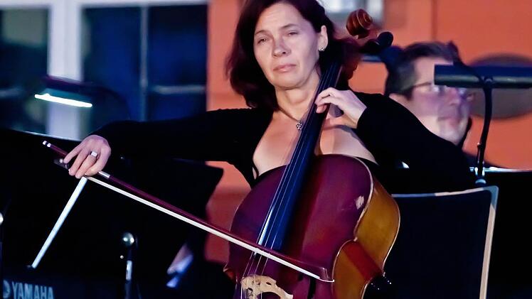 Die Cellistin Erzsebet Pazdernik spielte den Schwan von Saint-Saëns.