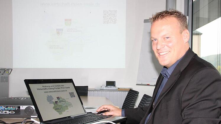 Wirtschaftsförderer Frank Bernhard am Computer.