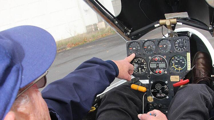 Blick ins Cockpit: So wird ein Segelflugzeug gesteuert.