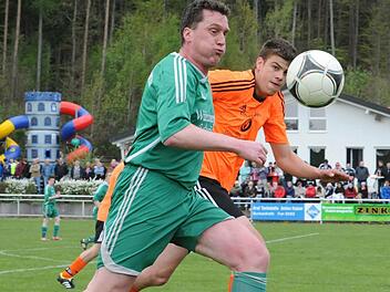 Noch einen Gang zulegen muss der Stangenröther Marco Beiersdörfer (links) gegen Christoph Kriener (TSV Wollbach). Foto: Hopf