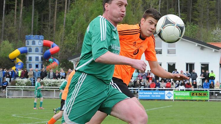 Noch einen Gang zulegen muss der Stangenröther Marco Beiersdörfer (links) gegen Christoph Kriener (TSV Wollbach). Foto: Hopf