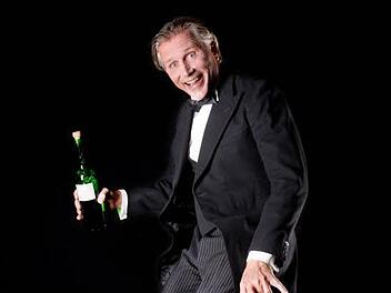 Wolfgang Krebs geht gibt den Butler in "Dinner for one - wie alles begann". Foto: privat