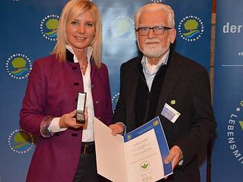 Umweltministerin Ulrike Scharf mit dem Geehrten Friedrich Oehme