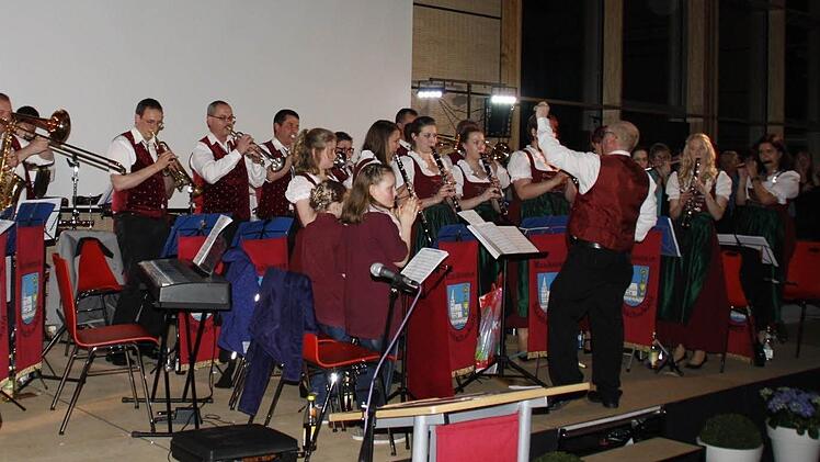 Mit Begeisterung und viel Elan war Dirigent Jens Vetter bei den gelungenen Darbietung zu sehen und überzeugte mit seinen Musikerinnen und Musikern die überwältigende Zahl der Besucher beim Frühlingskonzert. Foto: Simone Büttner