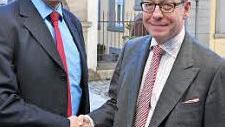 Professor Gerrit Heinemann (rechts) referierte über die Zukunft des Einzelhandels. Dafür dankte ihm Bürgermeister Günther Werner. Foto: Ulrike Langer