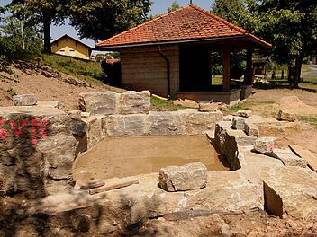 Seiner Vollendung entgegen geht das Kneippbecken am Ortseingang von Neubrunn durch den Obst- und Gartenbauverein. Die Gemeinde unterstützt dies mit 1000 Euro.