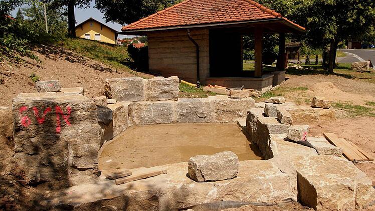Seiner Vollendung entgegen geht das Kneippbecken am Ortseingang von Neubrunn durch den Obst- und Gartenbauverein. Die Gemeinde unterstützt dies mit 1000 Euro.