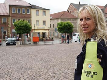 Karola Kuhn gehört zur Sicherheitswacht in Bad Kissingen. Vielleicht ist sie bald aber auch auf Hammelburger Plätzen zu sehen. Foto: Arkadius Guzy