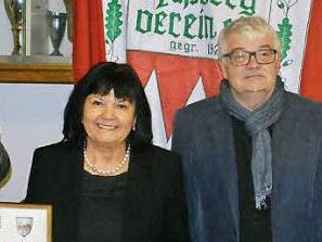 Der Haßberghauptverein vergab den Rückert-Preis im Jubiläumsjahr, dem Todesjahr des großen Dichters Friedrich Rückert, an Bürgermeisterin Gertrud Bühl, Breitbrunn. Im Bild von links: Michael Hofmann, Norbert Schmucker und Hauptkulturwart Reinhold Schweda - Bild oben: Bildhauerin Steff Bauer schuf den Kreuzweg bei Breitbrunn, der heute ein touristischer Anziehungspunkt ist. Fotos: Gerhard Schmidt/FT-Archiv