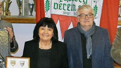 Der Haßberghauptverein vergab den Rückert-Preis im Jubiläumsjahr, dem Todesjahr des großen Dichters Friedrich Rückert, an Bürgermeisterin Gertrud Bühl, Breitbrunn. Im Bild von links: Michael Hofmann, Norbert Schmucker und Hauptkulturwart Reinhold Schweda - Bild oben: Bildhauerin Steff Bauer schuf den Kreuzweg bei Breitbrunn, der heute ein touristischer Anziehungspunkt ist. Fotos: Gerhard Schmidt/FT-Archiv