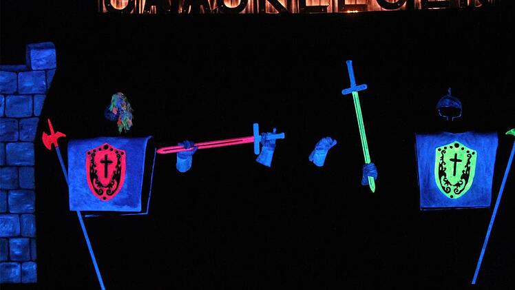 Nach einem Jahr Pause: Die Black-Light-Show begeisterte mit ihrer "Castle"-Aufführung.Foto: Bertram Wagner