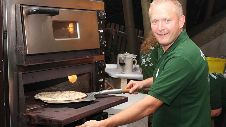 Ging weg wie warme Semmeln: Flammkuchen aus dem Pizzaofen. Ein schweißtreibender Job für Gerrit Hoppe. Foto: Evi Seeger