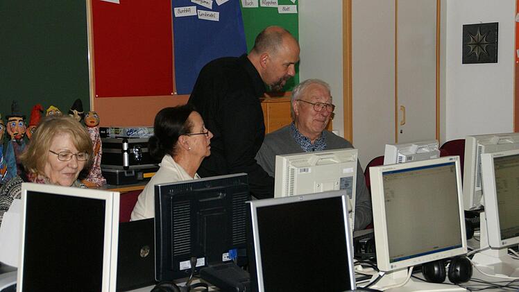 Den Weg in die digitale Welt wies Dr. Roland Baumann seinen Teilnehmern beim Computerkurs für Ältere, organisiert von "Bürger helfen Bürgern" in Oberaurach. Fotos: Sabine Weinbeer