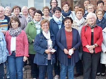 Fleißigen Caritas-Sammlern wurde bei einer Tagung großer Dank für ihr ehrenamtliches Engagement ausgesprochen. Mit im Bild Pfarrer Hans-Michael Dinkel (rechts) und (hinten von links) Birgit Weickert sowie Christa Körner vom Caritasverband für den Landkreis Kronach Foto: K.- H. Hofmann