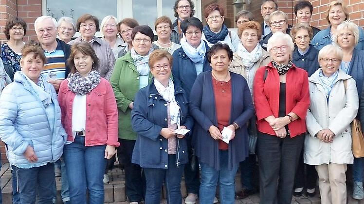 Fleißigen Caritas-Sammlern wurde bei einer Tagung großer Dank für ihr ehrenamtliches Engagement ausgesprochen. Mit im Bild Pfarrer Hans-Michael Dinkel (rechts) und (hinten von links) Birgit Weickert sowie Christa Körner vom Caritasverband für den Landkreis Kronach Foto: K.- H. Hofmann