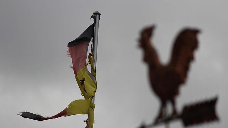 Nach dieser Deutschlandfahne, die der Wind in Zeil beutelt, kräht (spätestens nach Sturmtief Friederike) wohl kein Hahn mehr.  Foto: Eckehard Kiesewetter