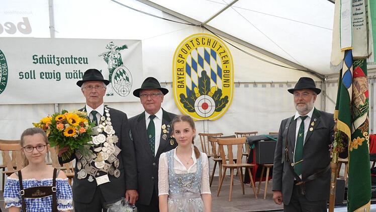 Schützenkönig Siegfried Bärnreuther (links mit Kette) empfängt im Festzelt die Schützengesellschaft und seine Gäste zusammen mit (von rechts) Fahnenträger Franz Wachter und Schützenmeister Reinhold Göhl Foto: Thomas Micheel