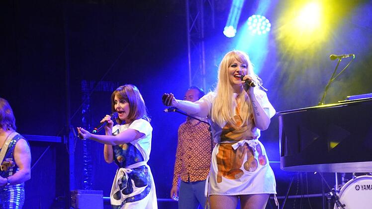 Katja Nord (links) und Camilla Dahlin begeisterten ihr Publikum als Anni-Frid und Agnetha, hier mit "Money, Money, Money".