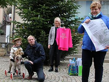 Als Referentin für Vereine und Einzelhandel ruft Monika Wiesner (rechts) einen Erlebbaren Adventskalender ins Leben. In Vertretung der Geschäftswelt unterstützen Beate Metz vom Testoni und Olaf Zieseniss, der im Oktober eine Puppenklinik in der Ludwigstraße eröffnet hat, die Initiative. Foto: Ulrike Müller