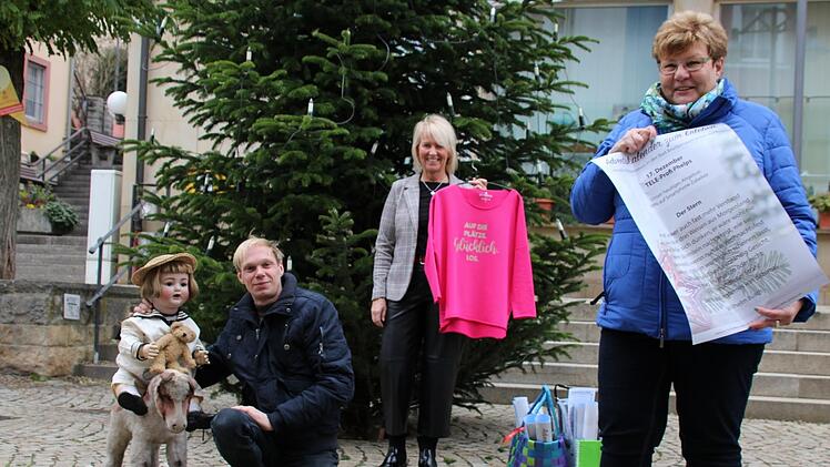 Als Referentin für Vereine und Einzelhandel ruft Monika Wiesner (rechts) einen Erlebbaren Adventskalender ins Leben. In Vertretung der Geschäftswelt unterstützen Beate Metz vom Testoni und Olaf Zieseniss, der im Oktober eine Puppenklinik in der Ludwigstraße eröffnet hat, die Initiative. Foto: Ulrike Müller