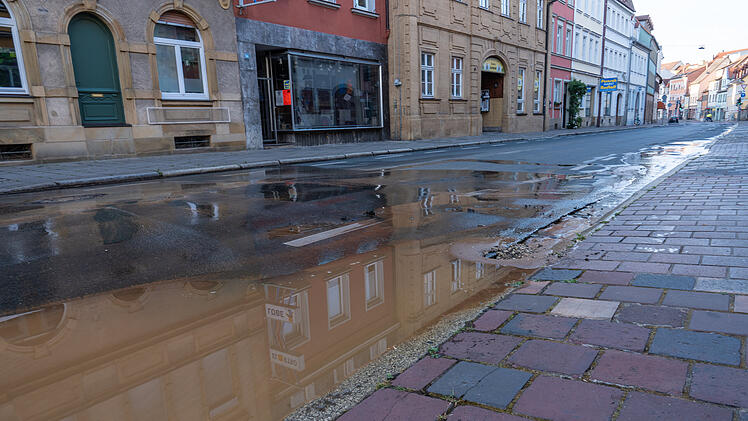 Wasserrohrbruch in Bamberg - Fahrbahndecke einsturzgefährdet