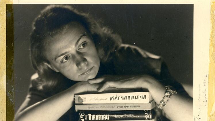 Seweryna Szmaglewska, die Zeugin von Auschwitz, wurde nach dem Krieg in Polen eine ber&uuml;hmte Schriftstellerin. Ihr Roman "Rauch &uuml;ber Birkenau" (1945) wurde in Deutschland erst nach 75 Jahren verlegt.