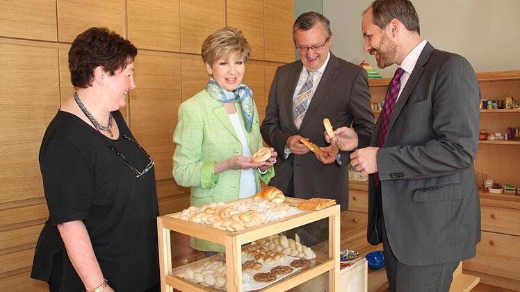 Vor dem Akademiegespräch hatten Carolin Reiber (zweite von links) und Bezirksheimatpfleger Prof. Dr. Günter Dippold (Zweiter von rechts) das Bayerische Bäckerei- und Brauereimuseum besucht. Begleitet von der Geschäftsführerin des Museums, Sigrid Daum, und stellvertretendem Landrat Jörg Kunstmann wurde der Bäckerladen für die Kleinen im museumspädagogischen Zentrum besucht. Foto: Stephan Stöckel.