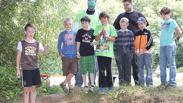 Froschkönig Phillip Steinert war mit der Angelleistung der 7 Schlafsäcke zufrieden.